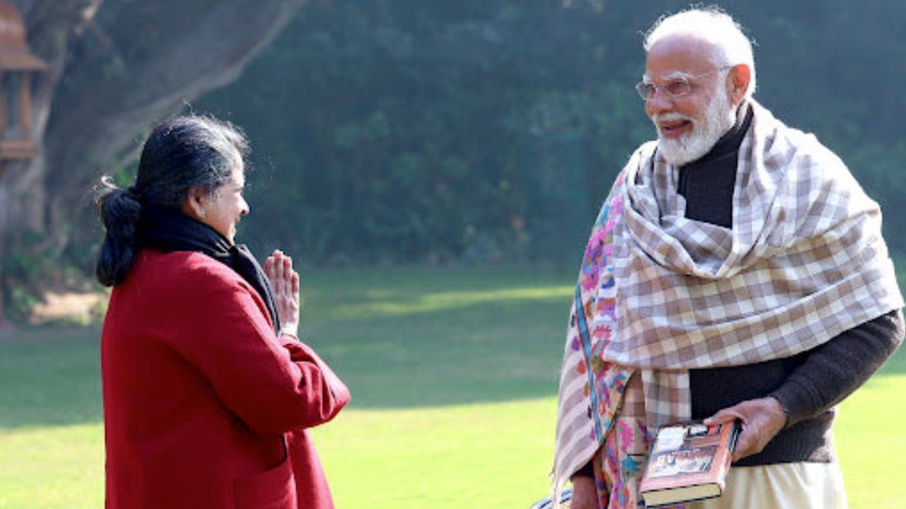 Pranab-Modi: মোদীর সঙ্গে কেমন ছিল প্রণবের 'রসায়ন'? নমোর হাতে বই তুলে দিয়ে মুখ খুললেন শর্মিষ্ঠা