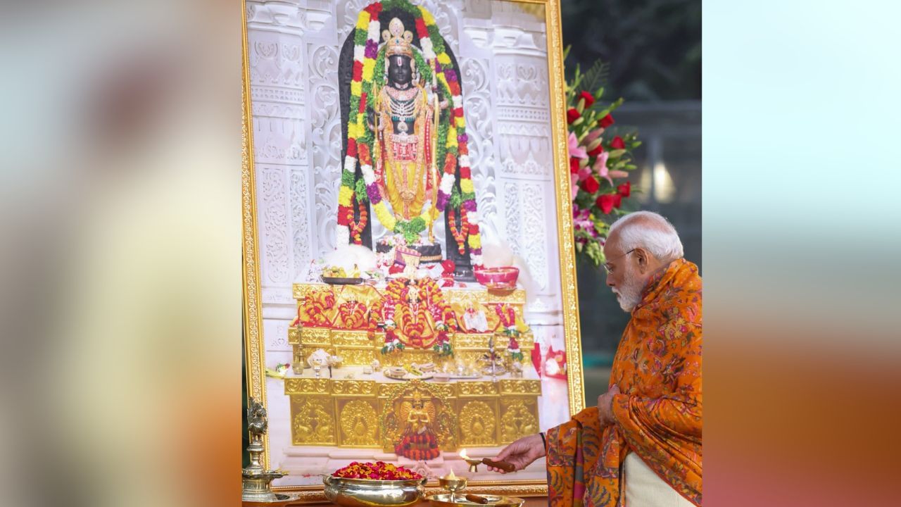 রাম মন্দিরের প্রাণ প্রতিষ্ঠার পর বিগ্রহের ছবির সামনে রামজ্যোতি প্রজ্জ্বলিত করেন প্রধানমন্ত্রী নরেন্দ্র মোদী।     ছবি সৌজন্য: Twitter