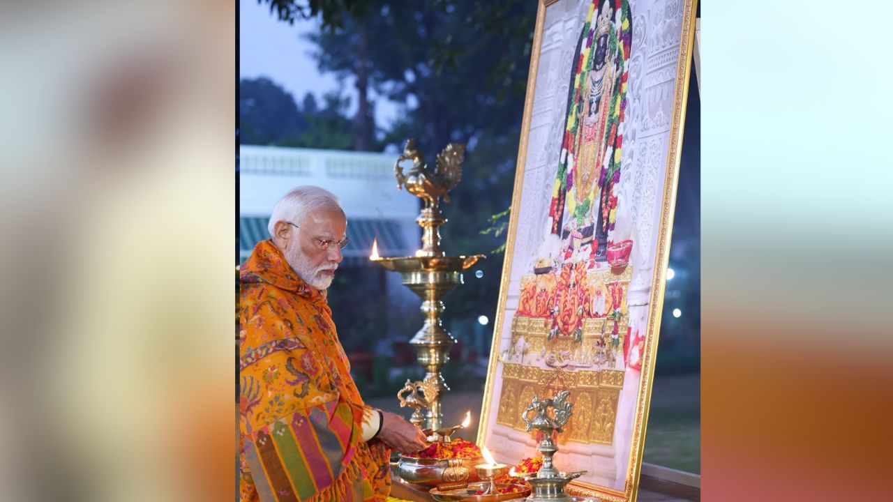 কর্নাটকের ভাস্কর অরুণ যোগীরাজের নির্মিত রামলালার মূর্তির প্রতীকীর সামনে দাঁড়িয়ে শ্রদ্ধা সহকারে রামজ্যোতি প্রজ্জ্বলিত করেন প্রধানমন্ত্রী মোদী।     ছবি সৌজন্য: Twitter