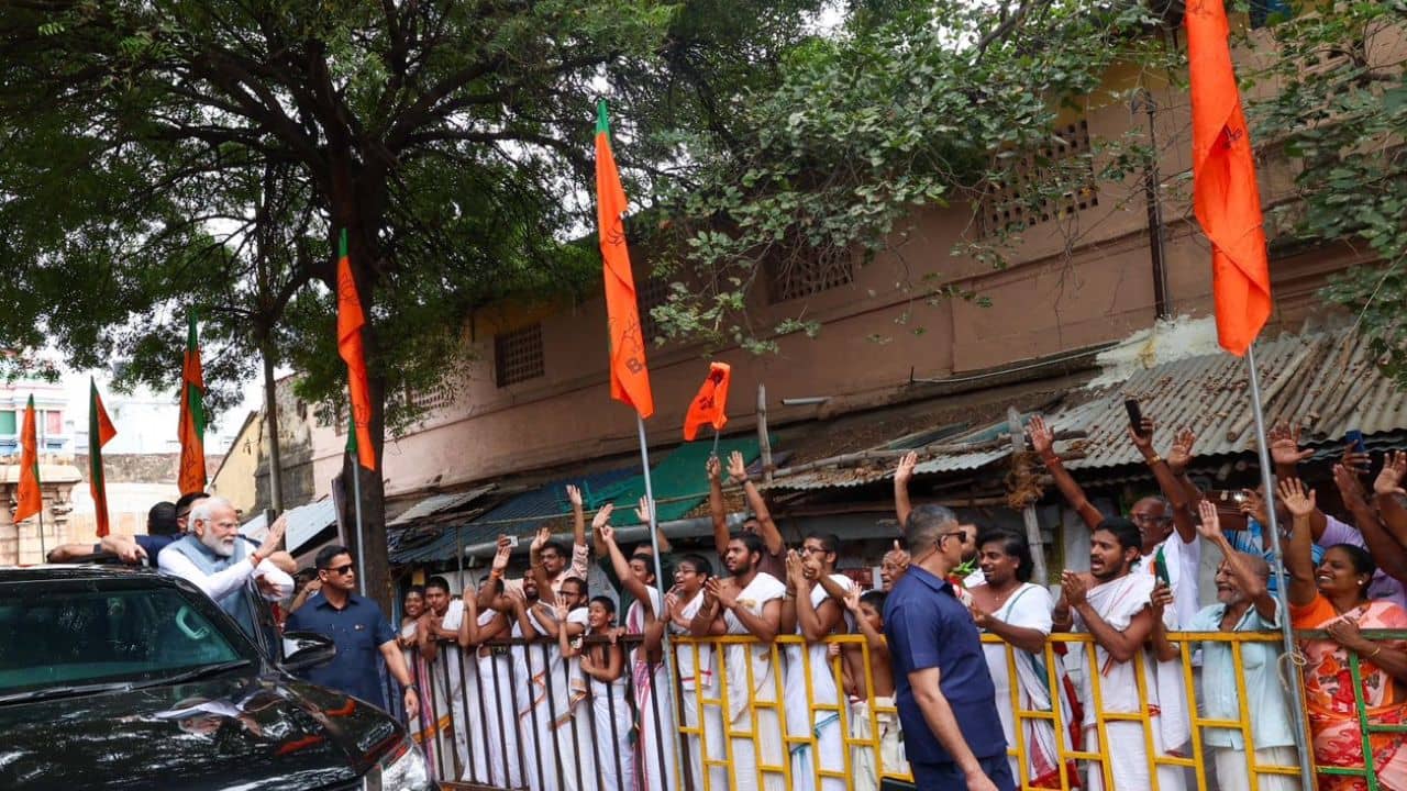 Video: তিরুচিরাপল্লিতে মোদীর রোড শোয়ে জনজোয়ার, পুষ্পবৃষ্টিতে নমোকে স্বাগত আট থেকে আশির