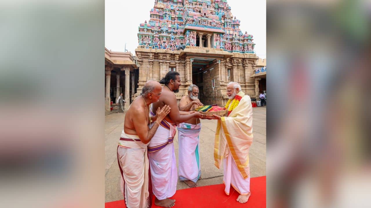 Special Gift: রাম মন্দিরের জন্য প্রধানমন্ত্রী মোদীর হাতে বিশেষ উপহার তুলে দিলেন রঙ্গনাথস্বামী মন্দিরের পুরোহিতরা