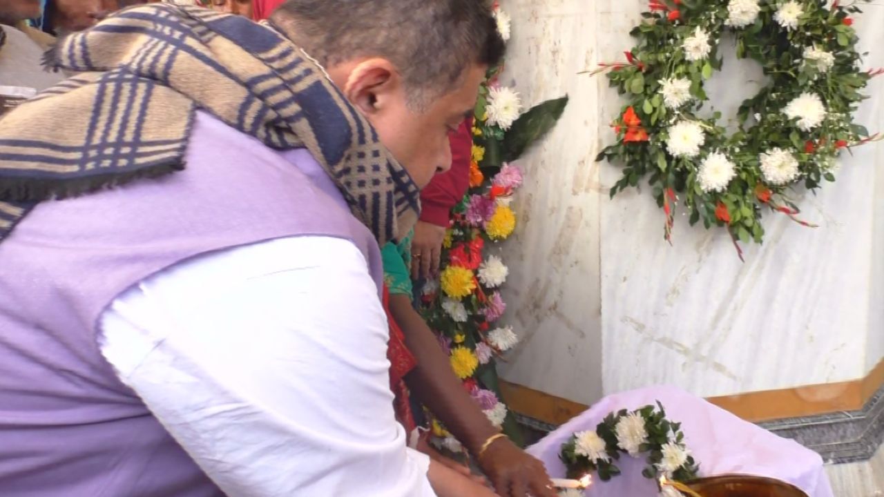 Suvendu Adhikari: তৃণমূলের শহিদ-তর্পণের পরই নেতাইয়ে শুভেন্দু, গঙ্গাজল দিয়ে শহিদ বেদি ধুয়ে শ্রদ্ধাজ্ঞাপন