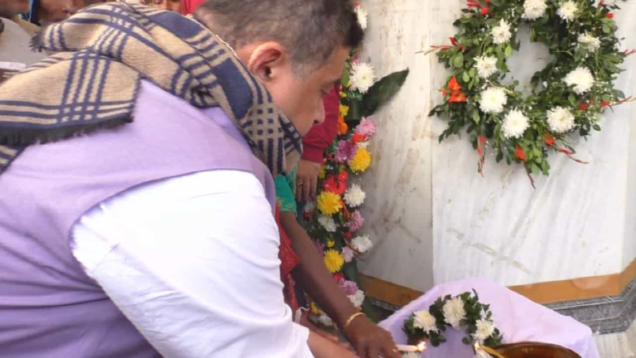 Suvendu Adhikari: তৃণমূলের শহিদ-তর্পণের পরই নেতাইয়ে শুভেন্দু, গঙ্গাজল দিয়ে শহিদ বেদি ধুয়ে শ্রদ্ধাজ্ঞাপন Suvendu Adhikari: তৃণমূলের শহিদ-তর্পণের পরই নেতাইয়ে শুভেন্দু, গঙ্গাজল দিয়ে শহিদ বেদি ধুয়ে শ্রদ্ধাজ্ঞাপন