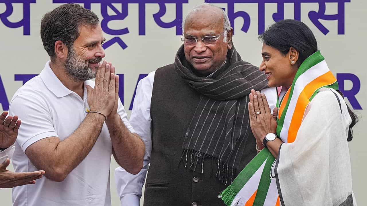 YS Sharmila Reddy: কংগ্রেসে যোগদান করেই বড় ঘোষণা জগন্মোহনের বোন শর্মিলা রেড্ডির YS Sharmila Reddy: কংগ্রেসে যোগদান করেই বড় ঘোষণা জগন্মোহনের বোন শর্মিলা রেড্ডির