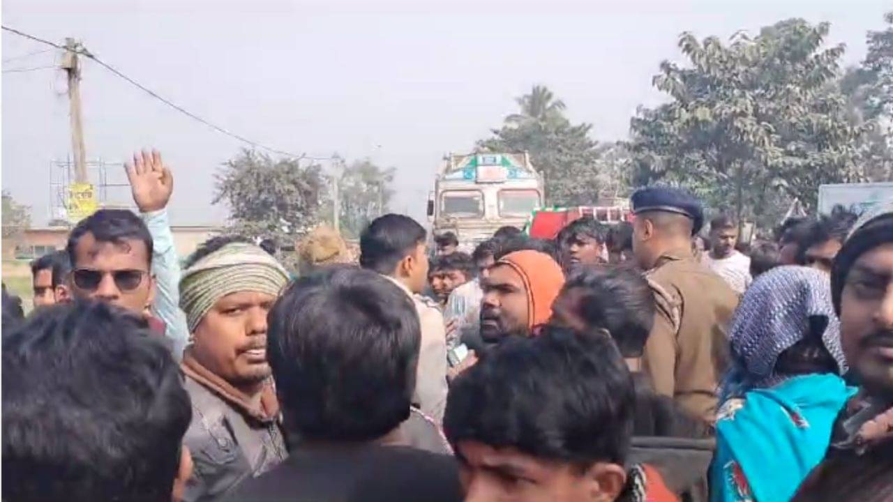 Electrocution: লোহার রড হাত ফস্কে হাইটেনশন তারে, মুহূর্তে শেষ ২ প্রাণ