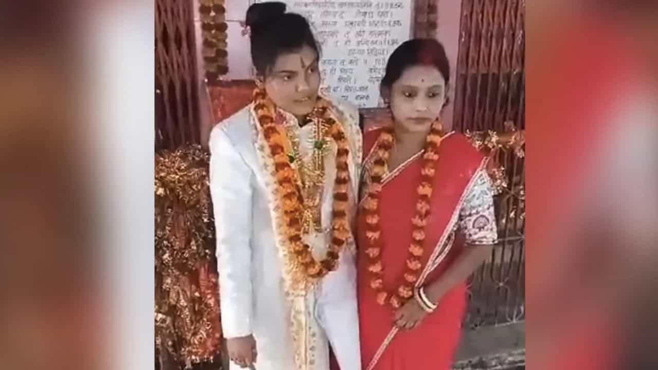 Same Gender Marriage: যোগী রাজ্যে মালাবদল করে গাঁটছড়া বাঁধল বাংলার সমকামী দুই যুবতী Same Gender Marriage: যোগী রাজ্যে মালাবদল করে গাঁটছড়া বাঁধল বাংলার সমকামী দুই যুবতী