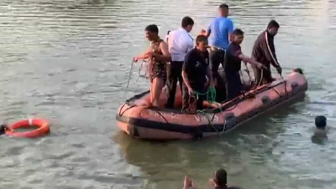 Boat Capsized: পিকনিক করতে গিয়ে নৌকাডুবিতে মৃত্যু ১২ স্কুল পড়ুয়া-সহ ১৪ জনের, ক্ষতিপূরণ ঘোষণা রাষ্ট্রপতি-প্রধানমন্ত্রীর Boat Capsized: পিকনিক করতে গিয়ে নৌকাডুবিতে মৃত্যু ১২ স্কুল পড়ুয়া-সহ ১৪ জনের, ক্ষতিপূরণ ঘোষণা রাষ্ট্রপতি-প্রধানমন্ত্রীর