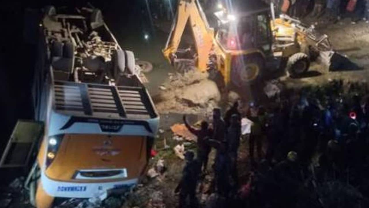 Indians killed at Nepal: নেপালে ব্রিজ থেকে বাস পড়ে গেল নদীতে, মৃত ২ ভারতীয়-সহ ১২