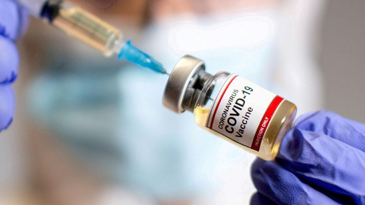 Covid Vaccine: আবার কোভিড ভ্যাকসিন নিতে হবে? করোনার বাড়বাড়ন্ত ঠেকাতে উঠছে দাবি