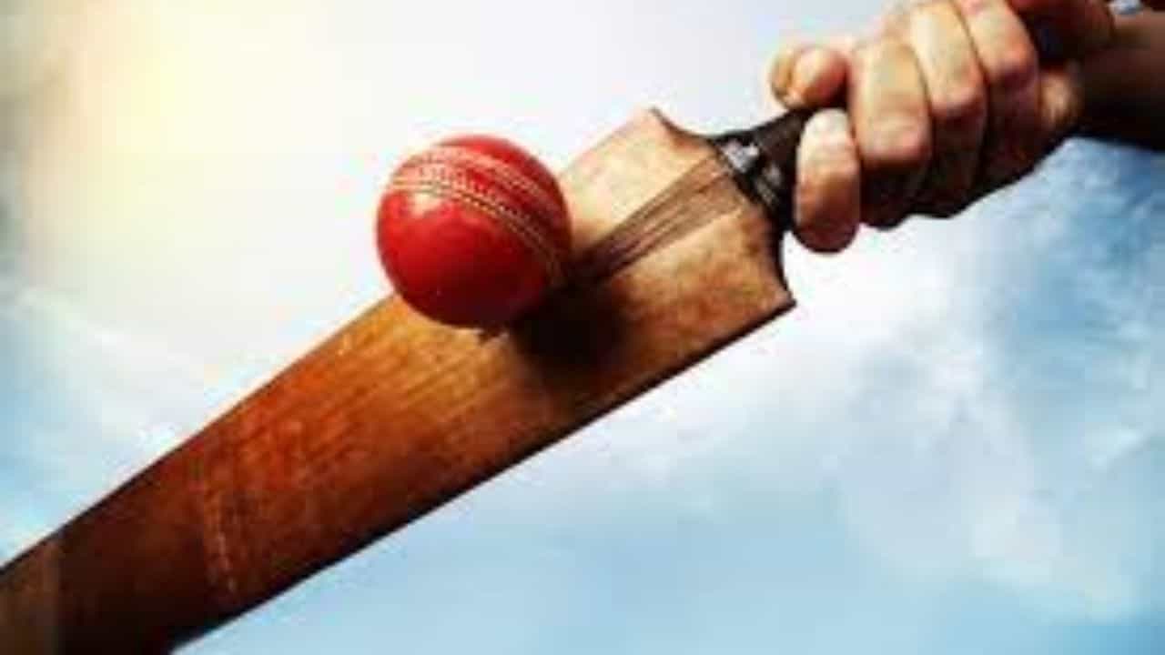 Cricket match: এক মাঠে একসঙ্গে দুটি খেলা, অন্য ম্যাচের বল উড়ে এসে লাগল ফিল্ডারের মাথায়, তারপর... Cricket match: এক মাঠে একসঙ্গে দুটি খেলা, অন্য ম্যাচের বল উড়ে এসে লাগল ফিল্ডারের মাথায়, তারপর...