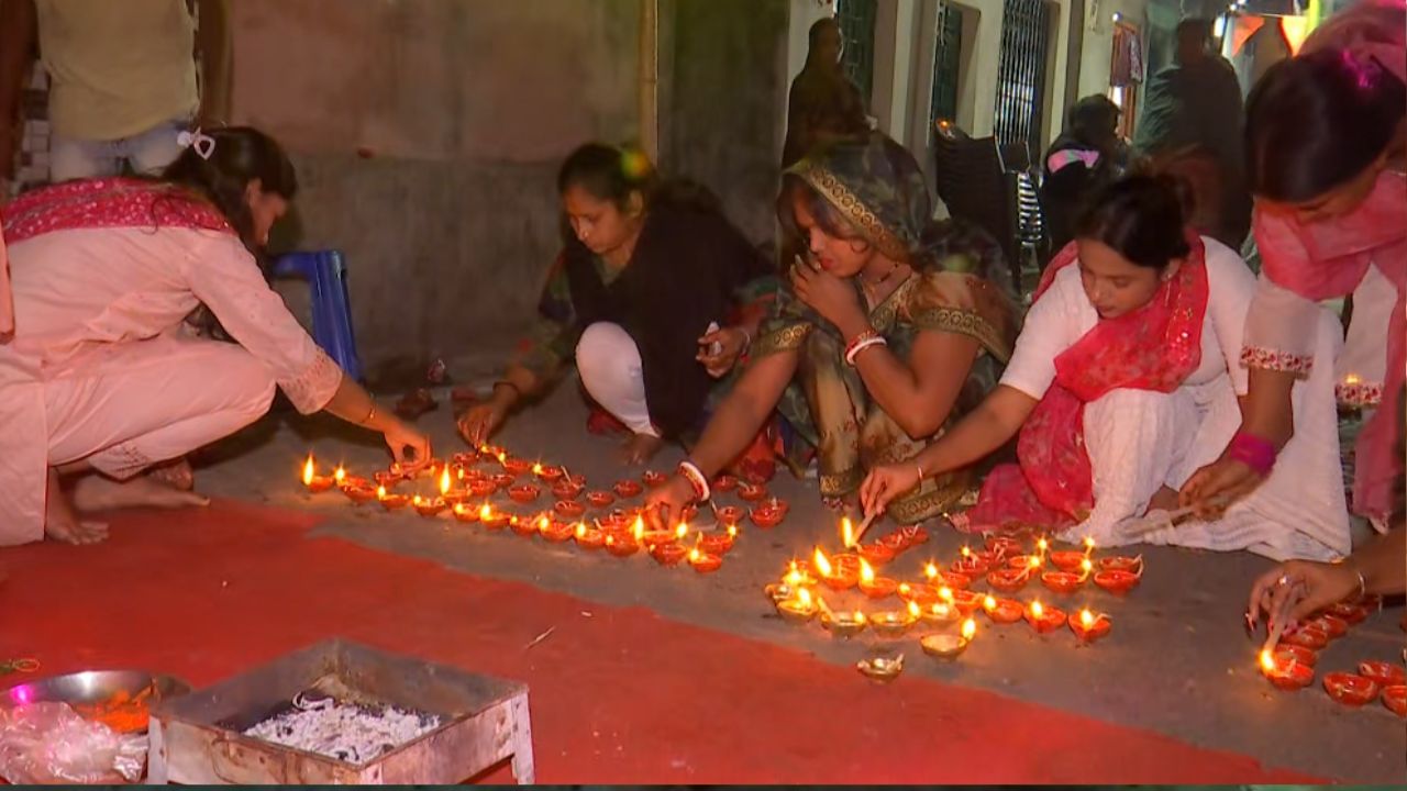   অন্যদিকে হুগলির চাঁপদানির ইন্দিরাঘাটে প্রায় ১১ হাজার প্রদীপ জ্বালানো হয়।