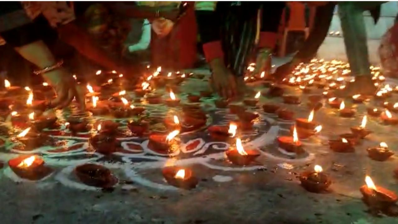 অযোধ্যায় রাম মন্দিরে রামলালার প্রাণ প্রতিষ্ঠা উপলক্ষে বালুরঘাট শহরের আত্রেয়ী নদীর কল্যাণীঘাট এলাকায় লক্ষ প্রদীপ প্রজ্বলন করা হয়।