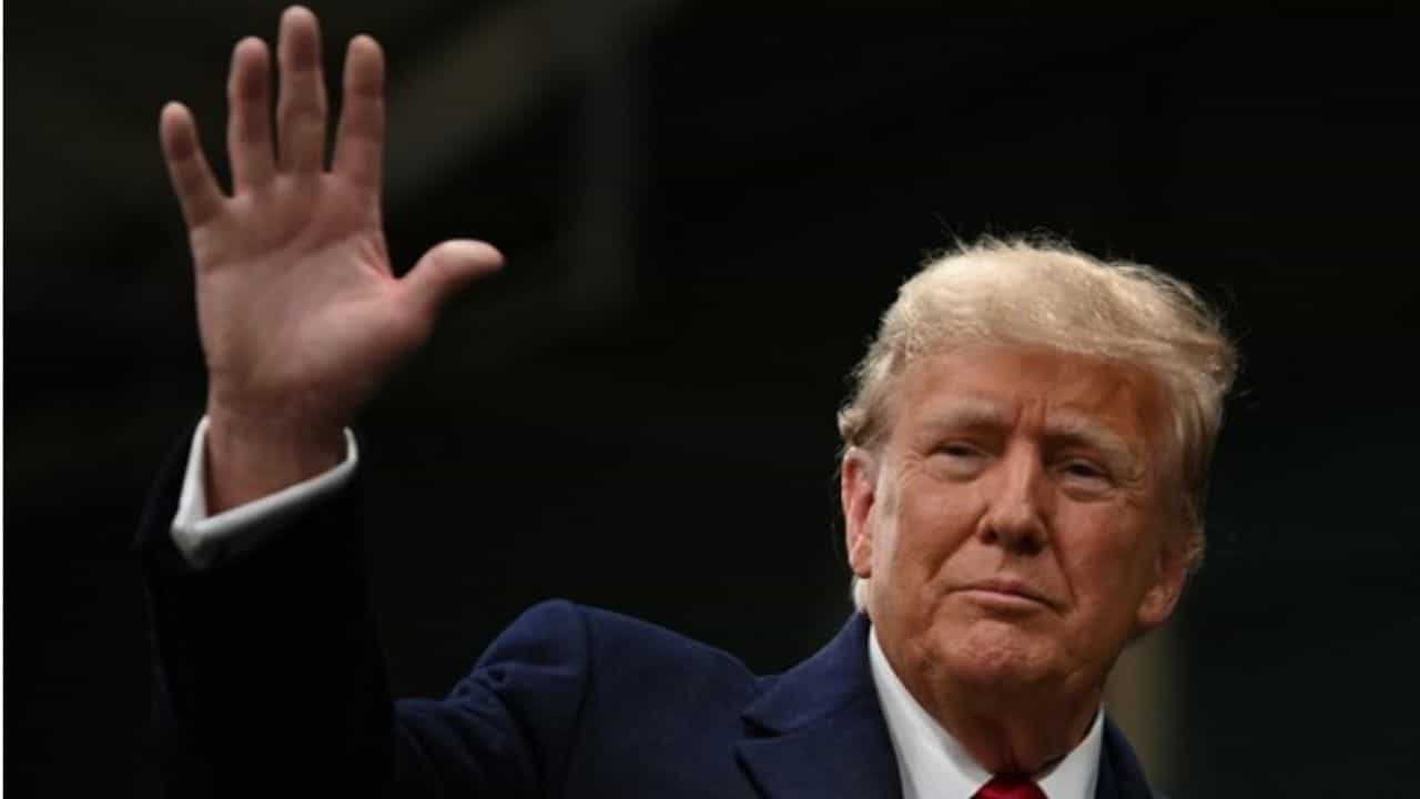 Donald Trump: প্রেসিডেন্ট পদের দৌড়ের প্রথম লড়াইয়েই এগিয়ে ট্রাম্প Donald Trump: প্রেসিডেন্ট পদের দৌড়ের প্রথম লড়াইয়েই এগিয়ে ট্রাম্প