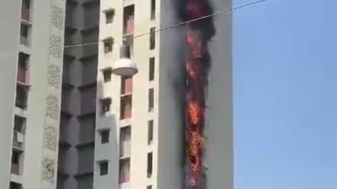 Video: দাউদাউ করে জ্বলছে বহুতলের ৬ তলা থেকে ১৮ তলা, দেখুন ভিডিয়ো Video: দাউদাউ করে জ্বলছে বহুতলের ৬ তলা থেকে ১৮ তলা, দেখুন ভিডিয়ো