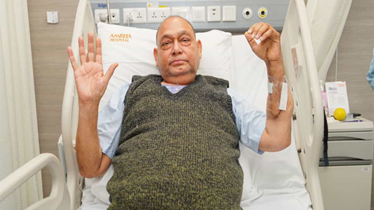 Hand Transplant: বিশ্বে দ্বিতীয় ও দেশে প্রথম সফল হাত প্রতিস্থাপন হল এই হাসপাতালে Hand Transplant: বিশ্বে দ্বিতীয় ও দেশে প্রথম সফল হাত প্রতিস্থাপন হল এই হাসপাতালে
