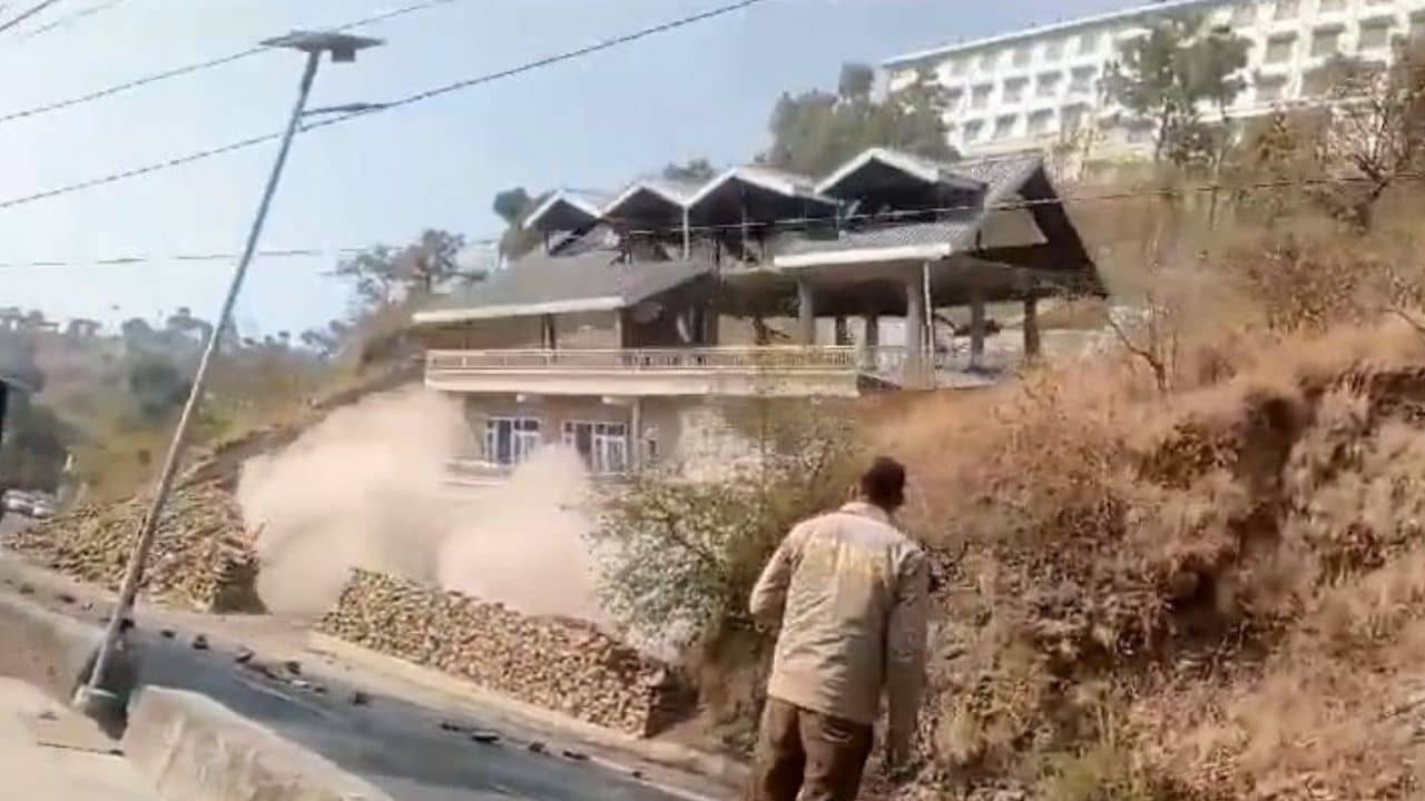 Video: তাসের ঘরের মতো হুড়মুড়িয়ে ভেঙে পড়ল সিমলার হোটেল, দেখুন ভিডিয়ো