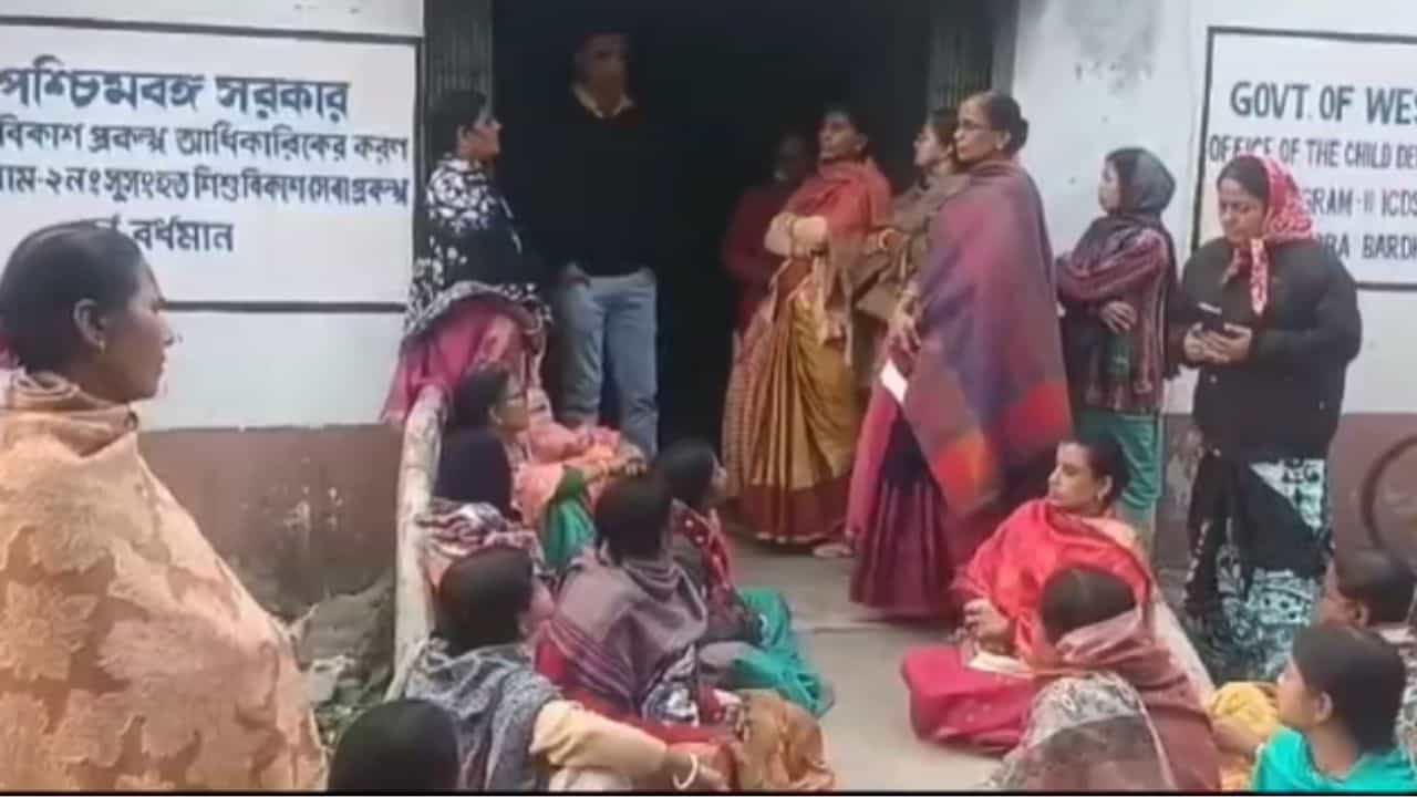 Anganwadi Workers: ডিম দেয় না দিনের পর দিন, অঙ্গনওয়াড়ি কর্মীদের ঘিরে চলল বিক্ষোভ Anganwadi Workers: ডিম দেয় না দিনের পর দিন, অঙ্গনওয়াড়ি কর্মীদের ঘিরে চলল বিক্ষোভ