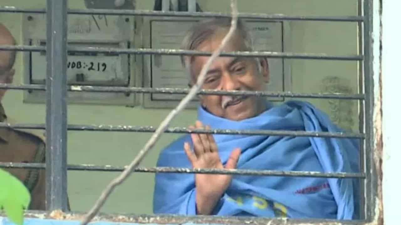 Jyotipriya Mallick: SSKM থেকে প্রেসিডেন্সি জেলে ফিরলেন বালু Jyotipriya Mallick: SSKM থেকে প্রেসিডেন্সি জেলে ফিরলেন বালু