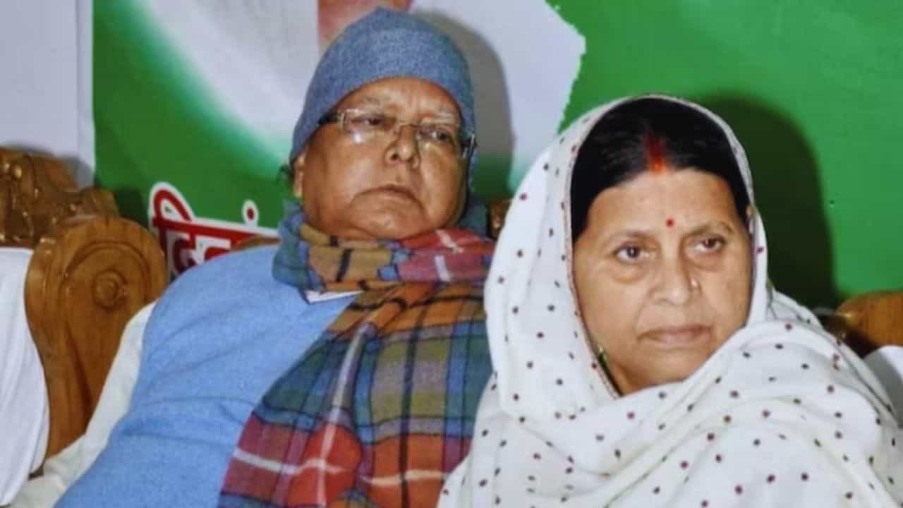 ED summons: বিহারের উত্তাল রাজনীতির মাঝেই ইডি-র তলব এল লালুপ্রসাদের বাড়িতে ED summons: বিহারের উত্তাল রাজনীতির মাঝেই ইডি-র তলব এল লালুপ্রসাদের বাড়িতে
