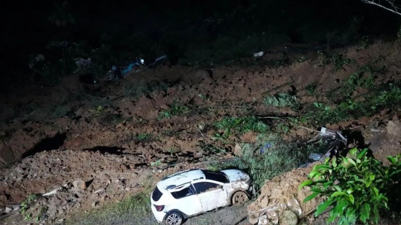 Landslide: ভূমিধসে চাপা পড়ল চলন্ত গাড়ি, মৃত অন্তত ২৩