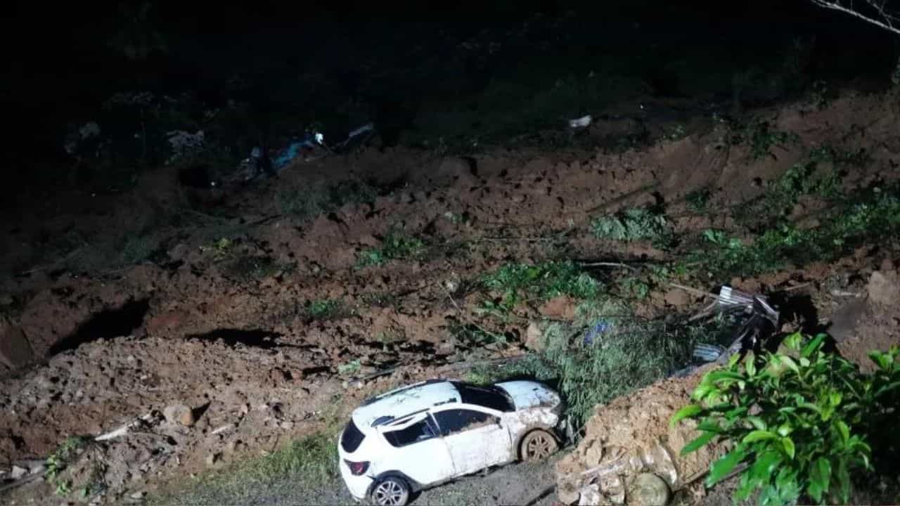 Landslide: ভূমিধসে চাপা পড়ল চলন্ত গাড়ি, মৃত অন্তত ২৩ Landslide: ভূমিধসে চাপা পড়ল চলন্ত গাড়ি, মৃত অন্তত ২৩