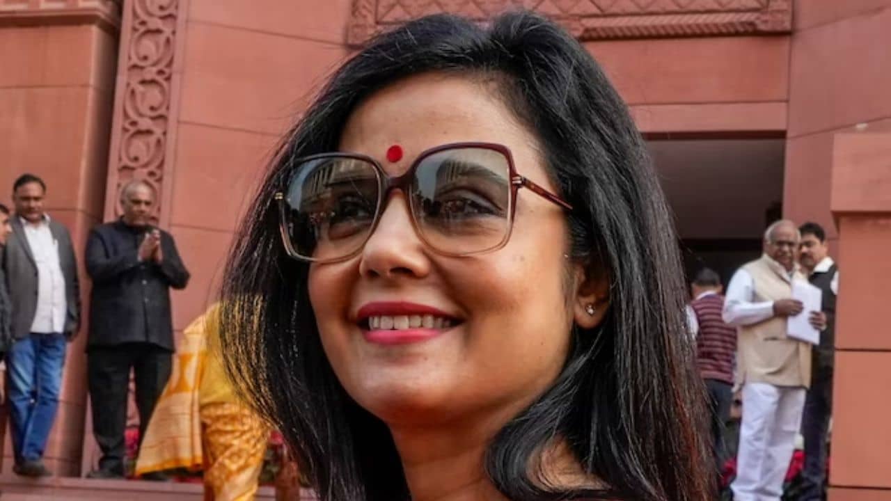 Mahua Moitra: সরকারি বাংলো ছাড়ার নোটিসকে চ্যালেঞ্জ করে এবার দিল্লি হাইকোর্টে মহুয়া