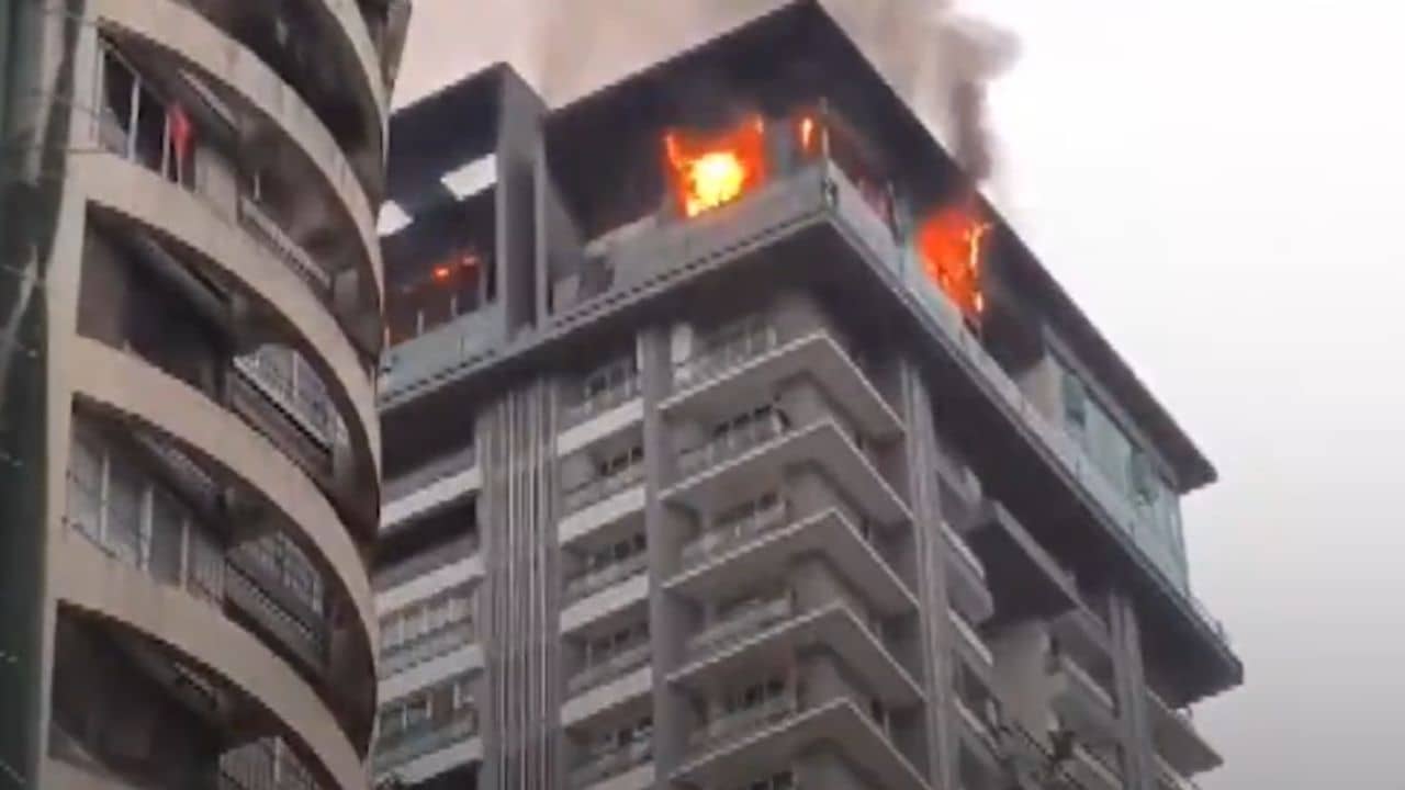 Video: বহুতলের ২৬ তলের জানলা দিয়ে গলগল করে বেরোচ্ছে আগুনের শিখা, আতঙ্ক এলাকায়