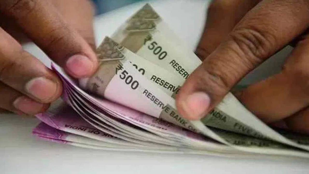 Family Pension: যুগান্তকারী সিদ্ধান্ত কেন্দ্রের! পেনশনে ছেলে বা মেয়েকে নমিনি করতে পারবেন মহিলা কর্মীরা