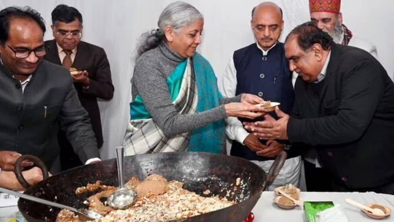Video: বাজেট পেশের আগে হালুয়া বিতরণ করলেন কেন্দ্রীয় অর্থমন্ত্রী নির্মলা সীতারমণ, দেখুন ভিডিয়ো