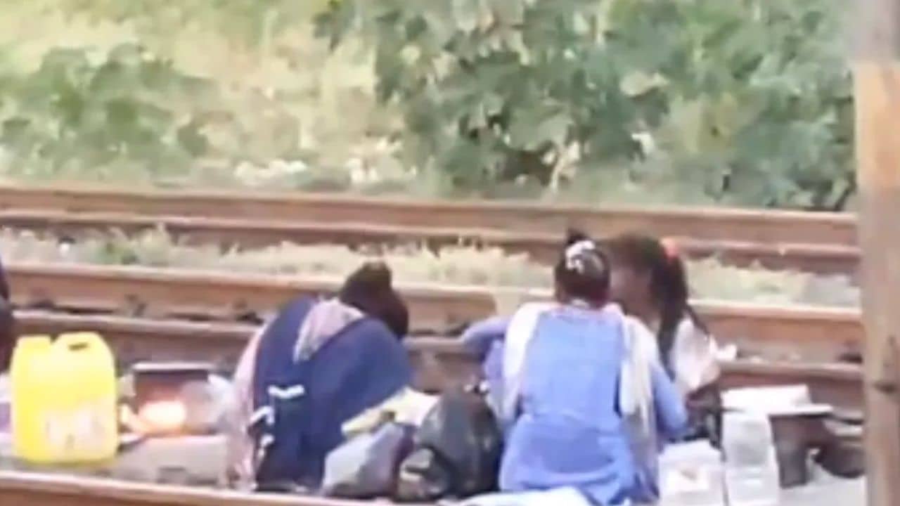 Video: রেললাইনেই স্টোভ জ্বালিয়ে চলছে রান্না থেকে পড়াশোনা, ভাইরাল ভিডিয়ো