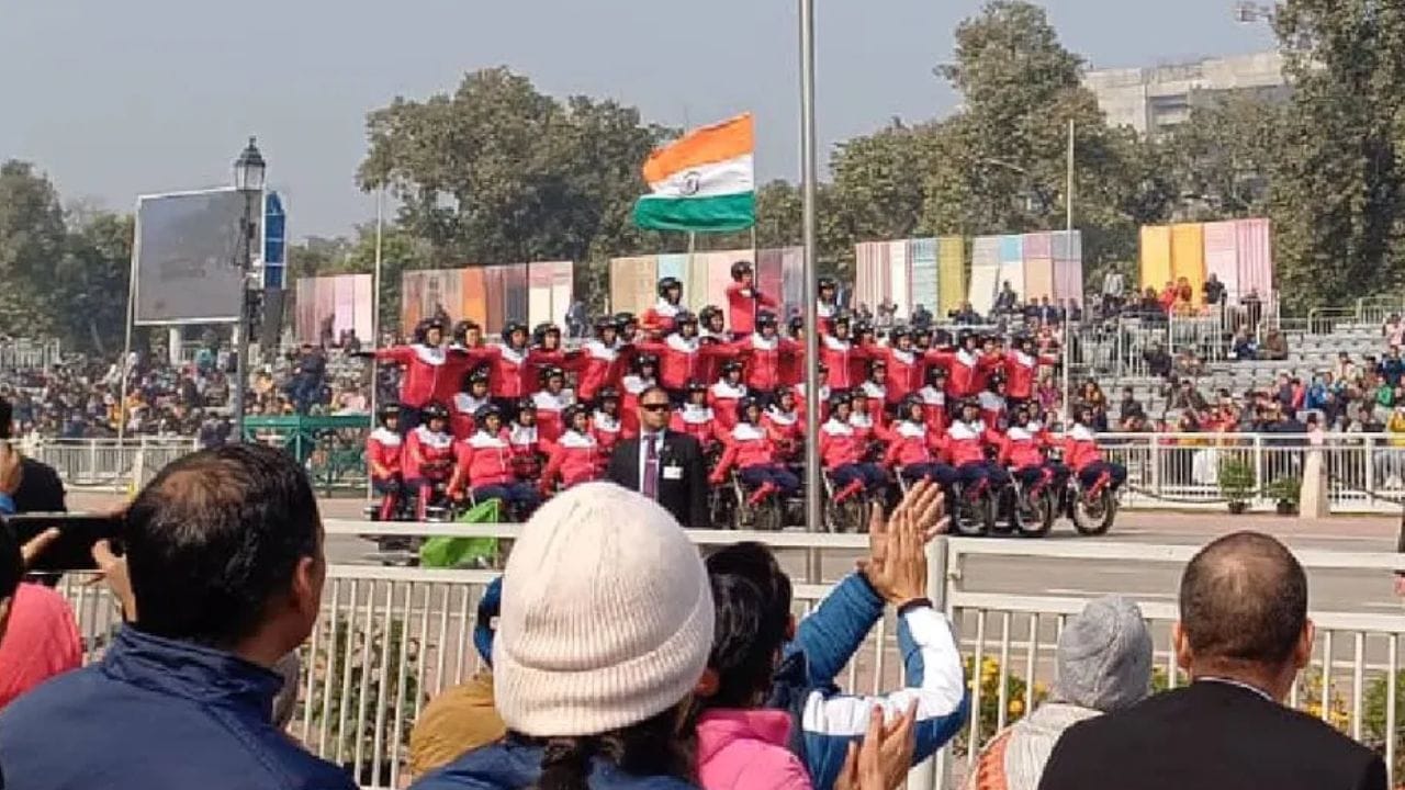 সশস্ত্র বাহিনীর একটি দল কর্তব্যপথে মোটরবাইক স্ট্যান্ট প্রদর্শন করবে।