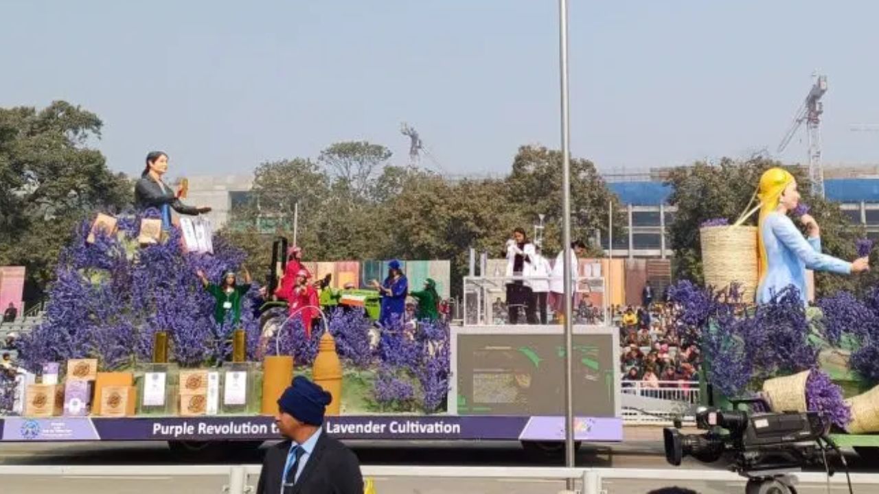 বিভিন্ন রাজ্যের ট্যাবলো কর্তব্যপথে প্রদর্শিত হবে। জম্মু ও কাশ্মীর রাজ্যের জনপ্রিয় বেগুনি ল্যাভেন্ডারের চাষ প্রদর্শন করবে।