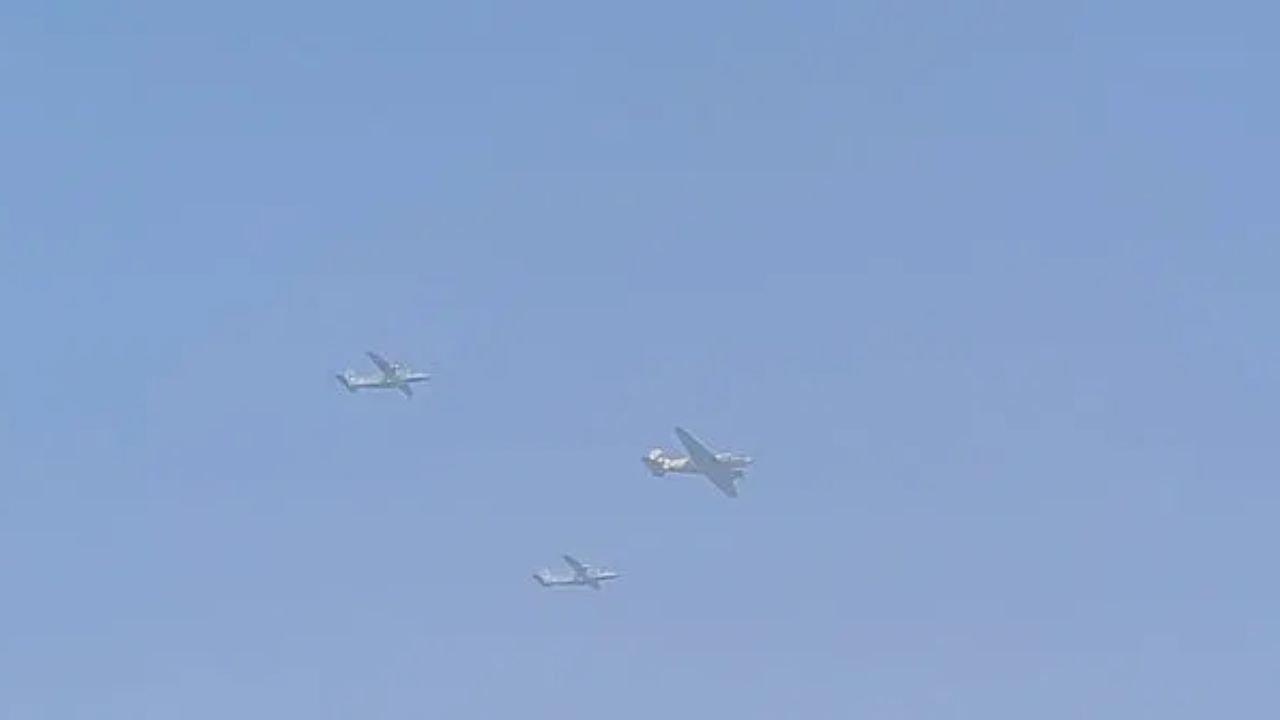 আকাশপথে দক্ষতা প্রদর্শন করবে বায়ুসেনা। তারই মহড়া হল কর্তব্যপথে।