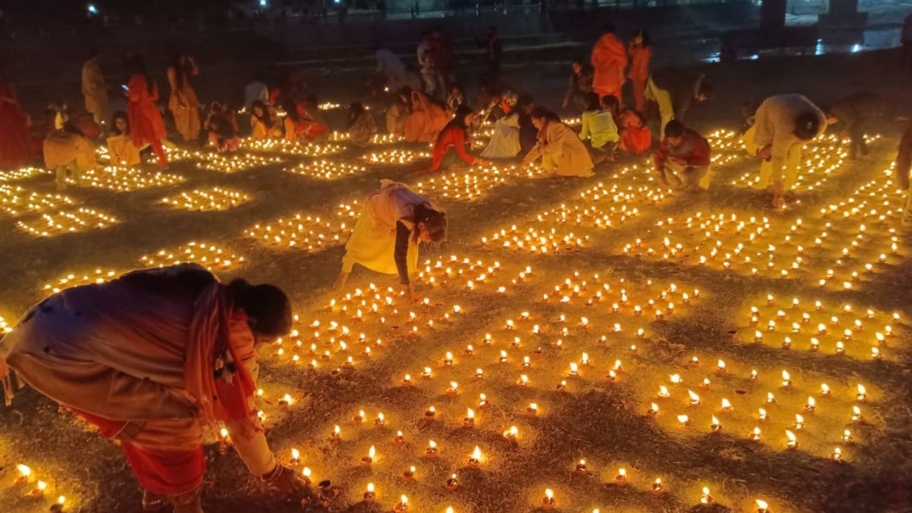 অযোধ্যায় রামলালা এসে গিয়েছে। নতুন মন্দিরে আজই তার প্রাণ প্রতিষ্ঠা হয়েছে। রামের আগমনের মহোৎসবে গোটা দেশে আজ রামপ্রবাহ। সন্ধ্যা হতেই দিকে দিকে আলোকমালার উদ্ভাস, ঠিক যেন দীপাবলি। 