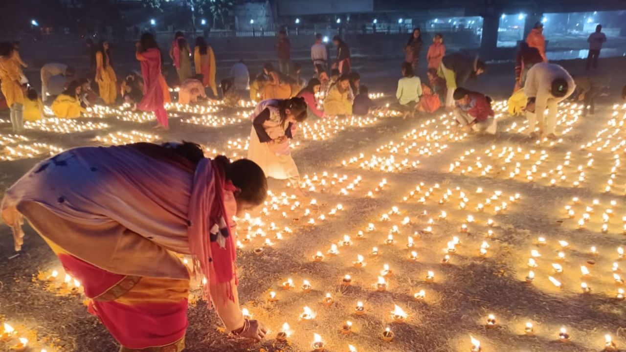 দার্জিলিংয়ে মহাকাল মন্দিরে ৫১ হাজার প্রদীপ জ্বালানো হয়েছে। শিলিগুড়ির মহানন্দার ঘাটেও জ্বালানো হয়েছে লক্ষ প্রদীপ। 