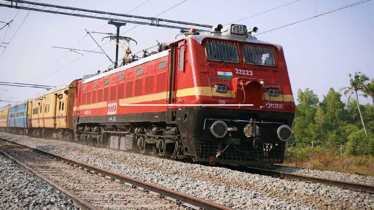 Railway rules: চলন্ত ট্রেন থেকে মোবাইল বা পার্স পড়ে গেলে চিন্তা নেই, এই পদ্ধতিতে উদ্ধার পেতে পারেন