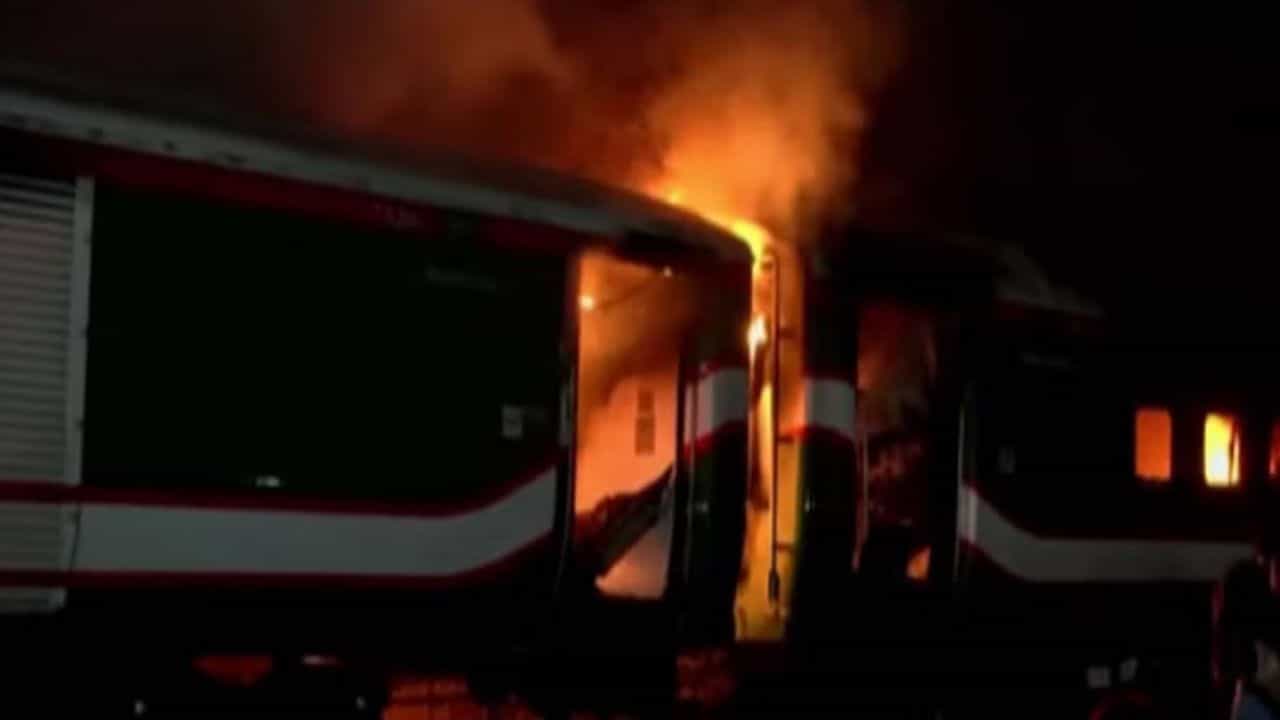 Train Fire: দাউদাউ করে জ্বলছে চলন্ত ট্রেনের ৩টি বগি, বহু হতাহতের আশঙ্কা Train Fire: দাউদাউ করে জ্বলছে চলন্ত ট্রেনের ৩টি বগি, বহু হতাহতের আশঙ্কা