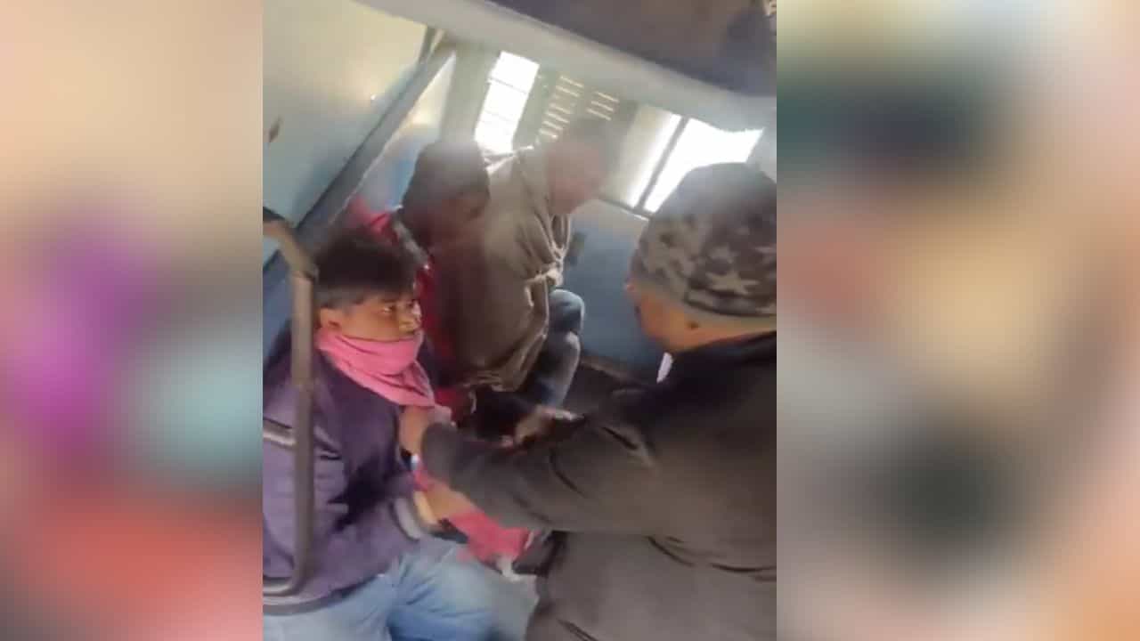 Video: চলন্ত ট্রেনে যাত্রীকে পেটাচ্ছেন টিকিট পরীক্ষক, প্রতিক্রিয়া দিলেন রেলমন্ত্রী Video: চলন্ত ট্রেনে যাত্রীকে পেটাচ্ছেন টিকিট পরীক্ষক, প্রতিক্রিয়া দিলেন রেলমন্ত্রী