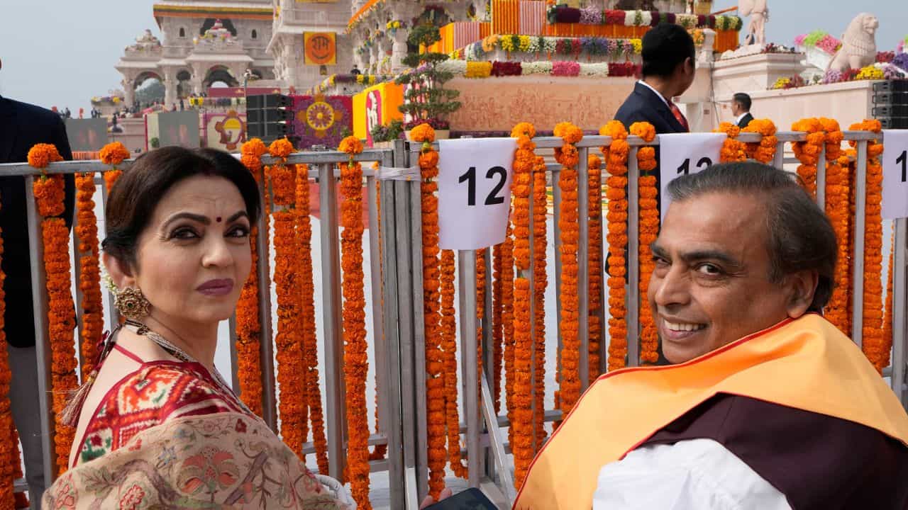 Mukesh Ambani-Ram Mandir: অযোধ্যায় গেলেন, রামলালার জন্য কী দিলেন মুকেশ অম্বানীরা? Mukesh Ambani-Ram Mandir: অযোধ্যায় গেলেন, রামলালার জন্য কী দিলেন মুকেশ অম্বানীরা?