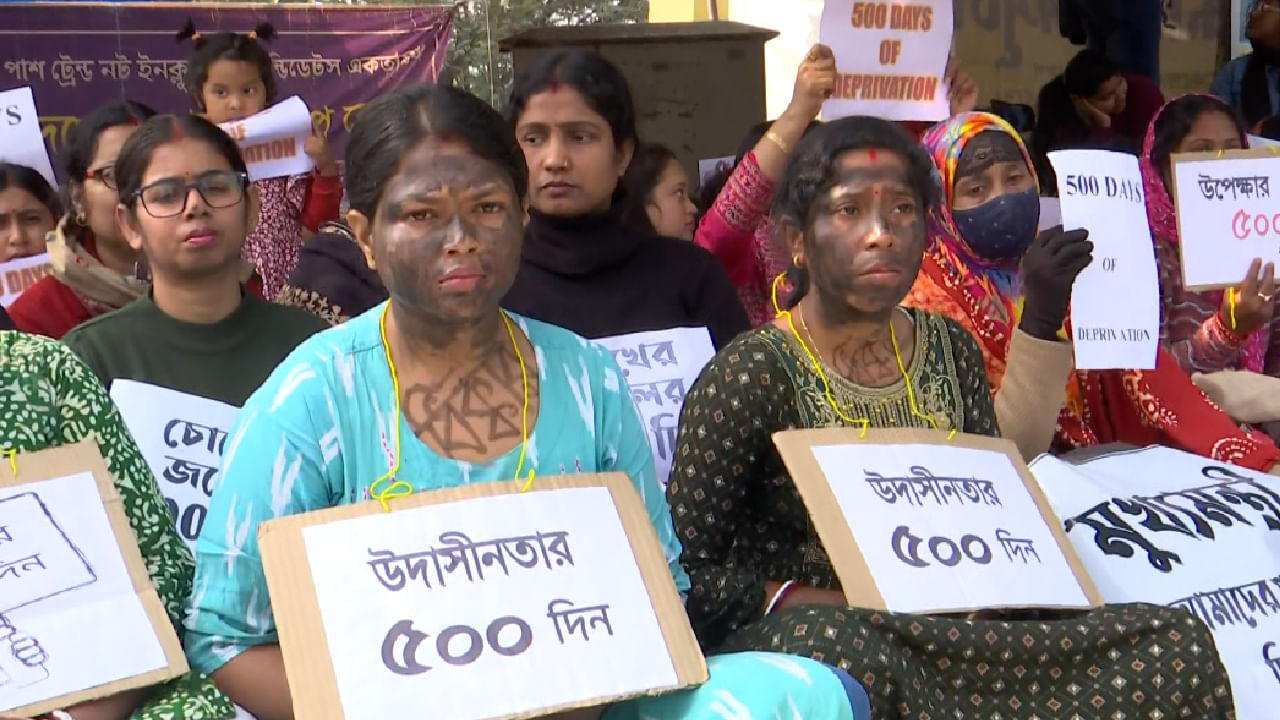 TET 2014: 'ওদের দুর্নীতির পেনাল্টি আমরা দেব কেন?', মুখে কালি-পিঠে চাবুক, গর্জে উঠলেন চাকরিপ্রার্থীরা TET 2014: 'ওদের দুর্নীতির পেনাল্টি আমরা দেব কেন?', মুখে কালি-পিঠে চাবুক, গর্জে উঠলেন চাকরিপ্রার্থীরা