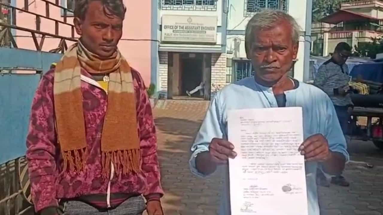 Arambag: জীবিতকে 'মৃত' বলে তৃণমূল নেতার ভাইকে চাকরি, সাংঘাতিক অভিযোগ আরামবাগে Arambag: জীবিতকে 'মৃত' বলে তৃণমূল নেতার ভাইকে চাকরি, সাংঘাতিক অভিযোগ আরামবাগে