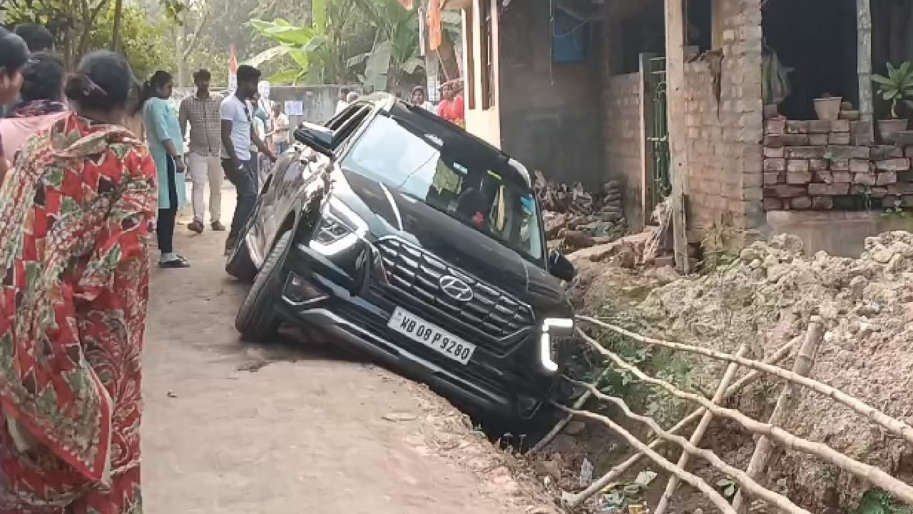 Road: কথা না শোনায় রাস্তা কাটার অভিযোগ তৃণমূলের পঞ্চায়েত প্রধানের বিরুদ্ধে, বাড়ছে দুর্ঘটনা