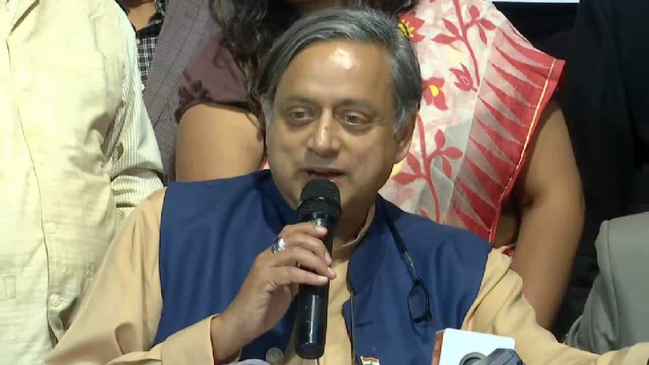 Sashi Tharoor: সব জায়গায় এক ফর্মুলায় আসন সমঝোতা নয়, কলকাতায় বসেই বললেন শশী থারুর Sashi Tharoor: সব জায়গায় এক ফর্মুলায় আসন সমঝোতা নয়, কলকাতায় বসেই বললেন শশী থারুর