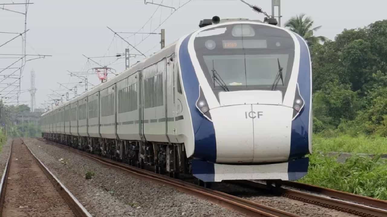 Indian Rail Shares: সবাই মুখ থুবড়ে পড়লেও 'বন্দে ভারতের' মতো দৌড়াচ্ছে রেলের শেয়ার Indian Rail Shares: সবাই মুখ থুবড়ে পড়লেও 'বন্দে ভারতের' মতো দৌড়াচ্ছে রেলের শেয়ার