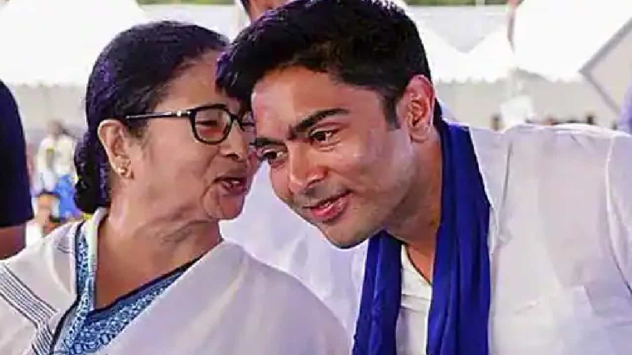 Mamata Banerjee: মমতার কালীঘাটের বাড়ি থেকে তিন ঘণ্টা পর বেরোলেন অভিষেক Mamata Banerjee: মমতার কালীঘাটের বাড়ি থেকে তিন ঘণ্টা পর বেরোলেন অভিষেক