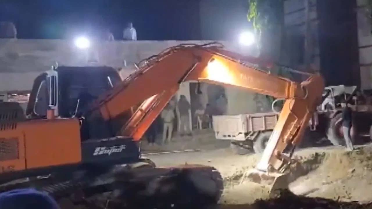 Borewell: ঝুপ করে কুয়োয় আড়াই বছরের শিশু, সেনা-এনডিআরএফের চেষ্টায় ৯ ঘণ্টা পর স্বস্তির শ্বাস