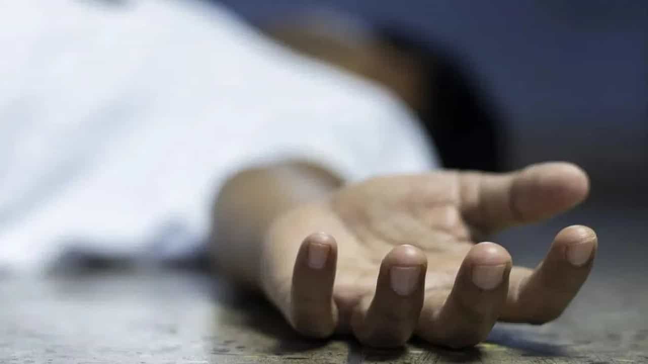 Suicide: ৬ মাসের বাচ্চাকে বুকে জড়িয়ে ১৬ তলা থেকে ঝাঁপ মায়ের, শেষ দৃশ্য আরও মর্মান্তিক... Suicide: ৬ মাসের বাচ্চাকে বুকে জড়িয়ে ১৬ তলা থেকে ঝাঁপ মায়ের, শেষ দৃশ্য আরও মর্মান্তিক...