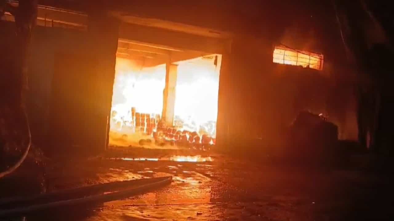 Fire: শ্রীরামপুরের জুটমিলে ভয়াবহ আগুন, ঘটনাস্থলে দমকলের ৮টি ইঞ্জিন Fire: শ্রীরামপুরের জুটমিলে ভয়াবহ আগুন, ঘটনাস্থলে দমকলের ৮টি ইঞ্জিন
