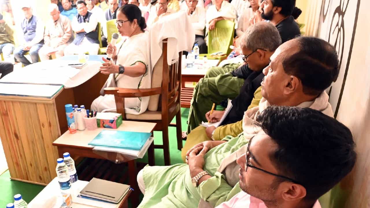 TMC: তৃণমূলের মুখপাত্রে আসতে পারে বদল, 'বেশি কথা' ভালভাবে নিচ্ছে না দল TMC: তৃণমূলের মুখপাত্রে আসতে পারে বদল, 'বেশি কথা' ভালভাবে নিচ্ছে না দল