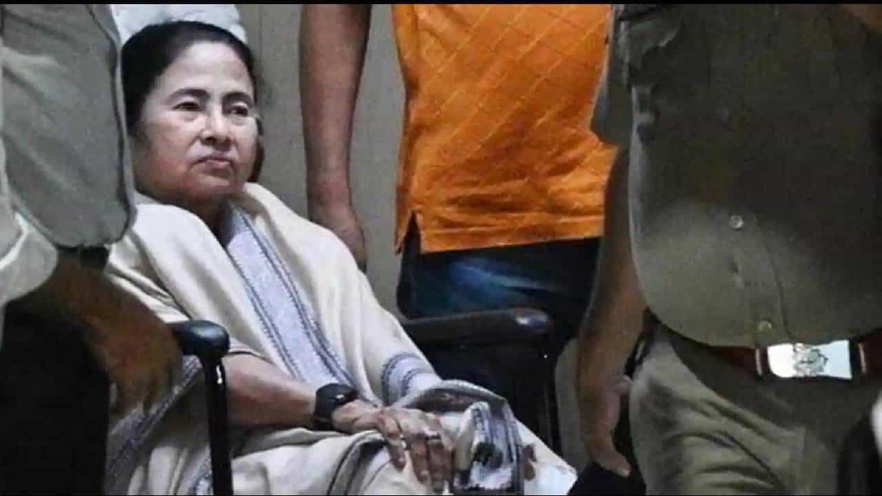 Mamata Banerjee: বর্ধমান থেকে ফেরার পথে কপালে চোট মমতার Mamata Banerjee: বর্ধমান থেকে ফেরার পথে কপালে চোট মমতার